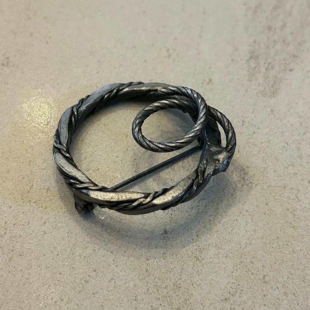 Vintage Antiqued Silver-Tone Lasso Brooch – Western Rope Swirl Figural Pin